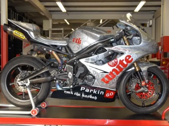 parkingo triumph daytona 675