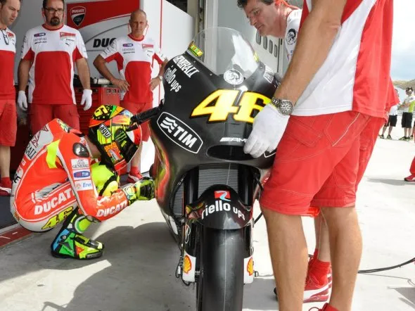 rossi gp12 box sepang test