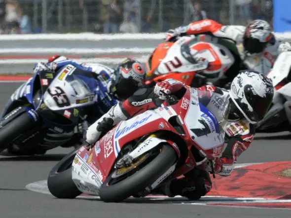 superbike review silverstone 2011 1