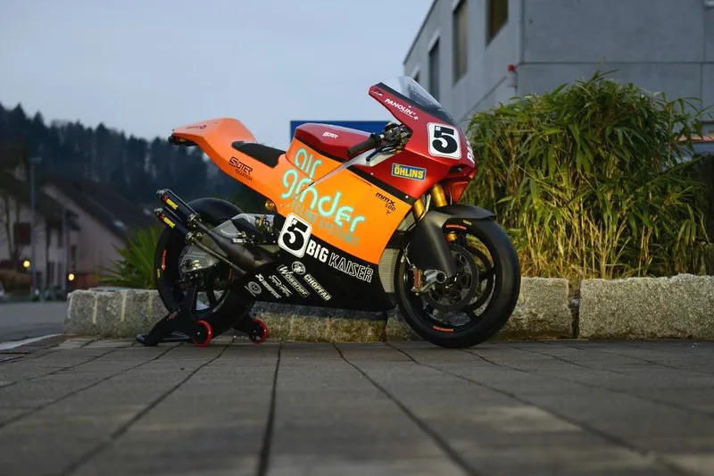 suter ian lougher tt 2016 1