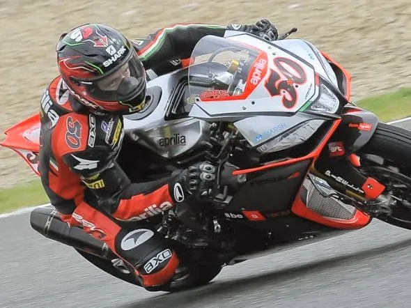 sylvain guintoli rsv4 factory jerez rain1