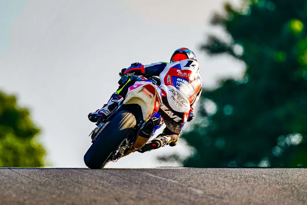 tim neave buildbase suzuki cadwell park 2021