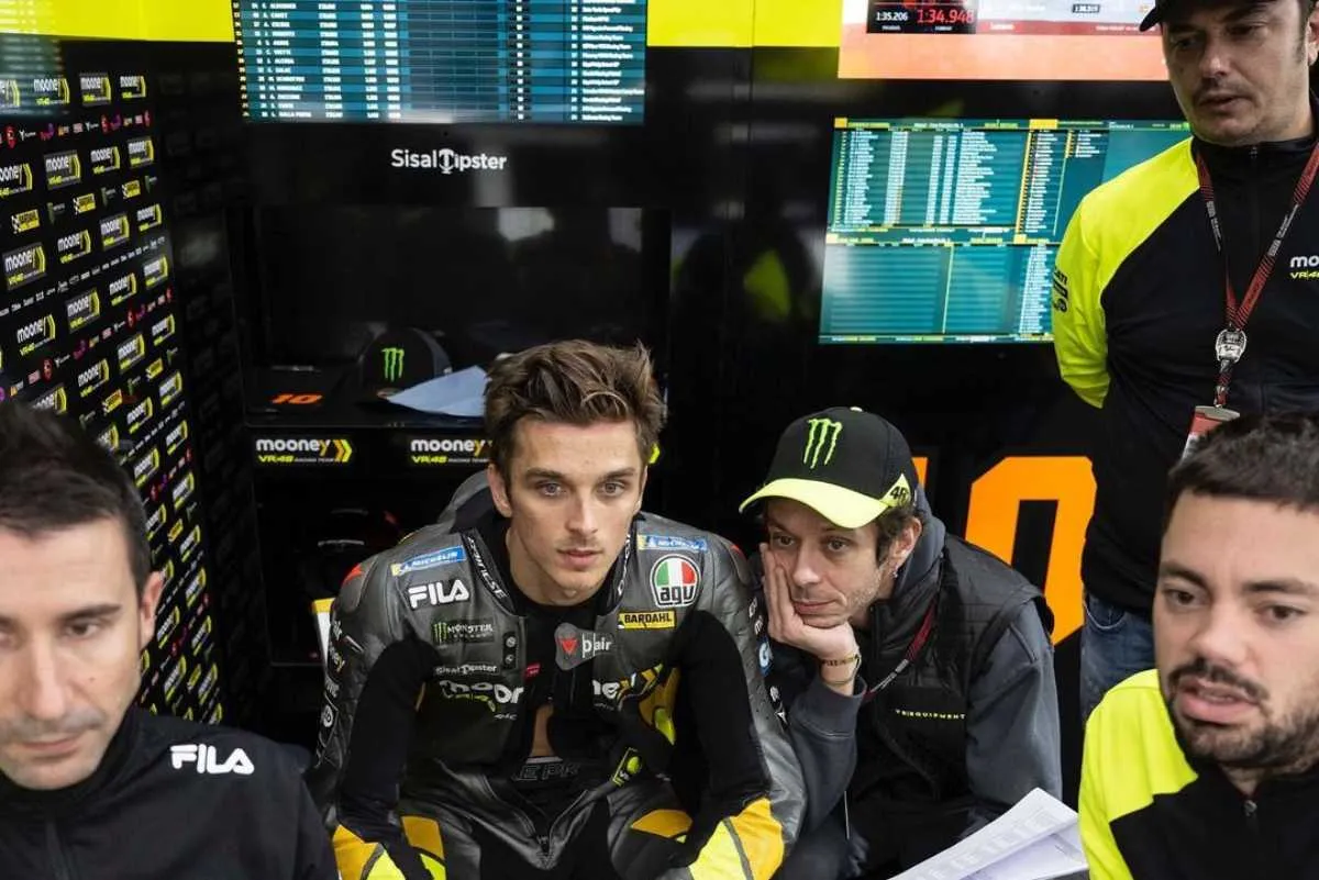 valentino rossi nel box vr46