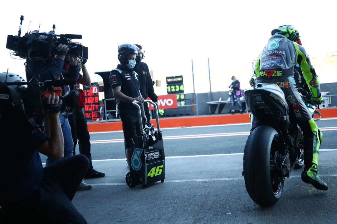 valentino rossi nel box yamaha petronas srt 1