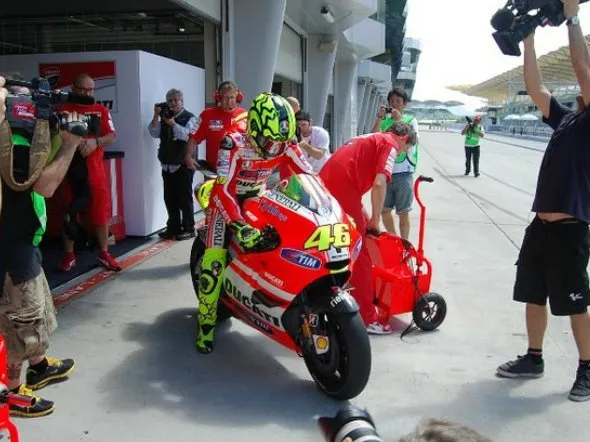 valentino rossi sepang test day1 pitbox