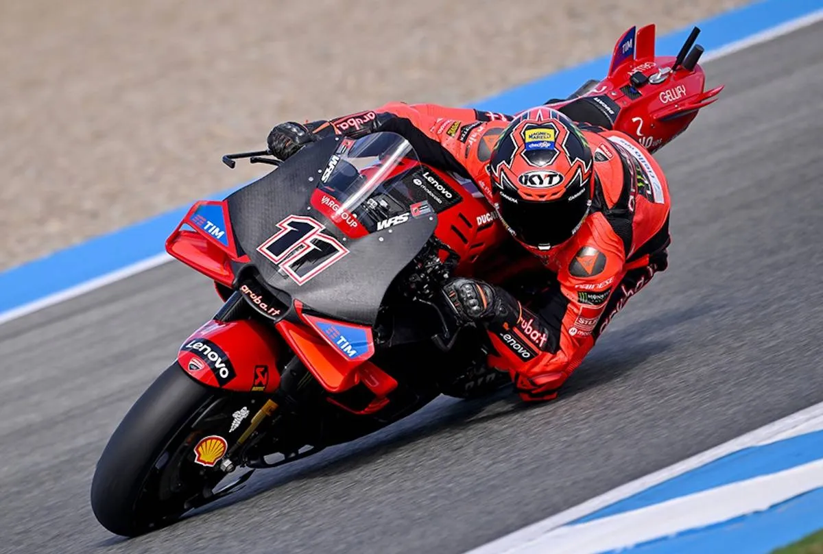 Nicolò Bulega impegnato con la Ducati GP MotoGP nei test di Jerez (Spagna)