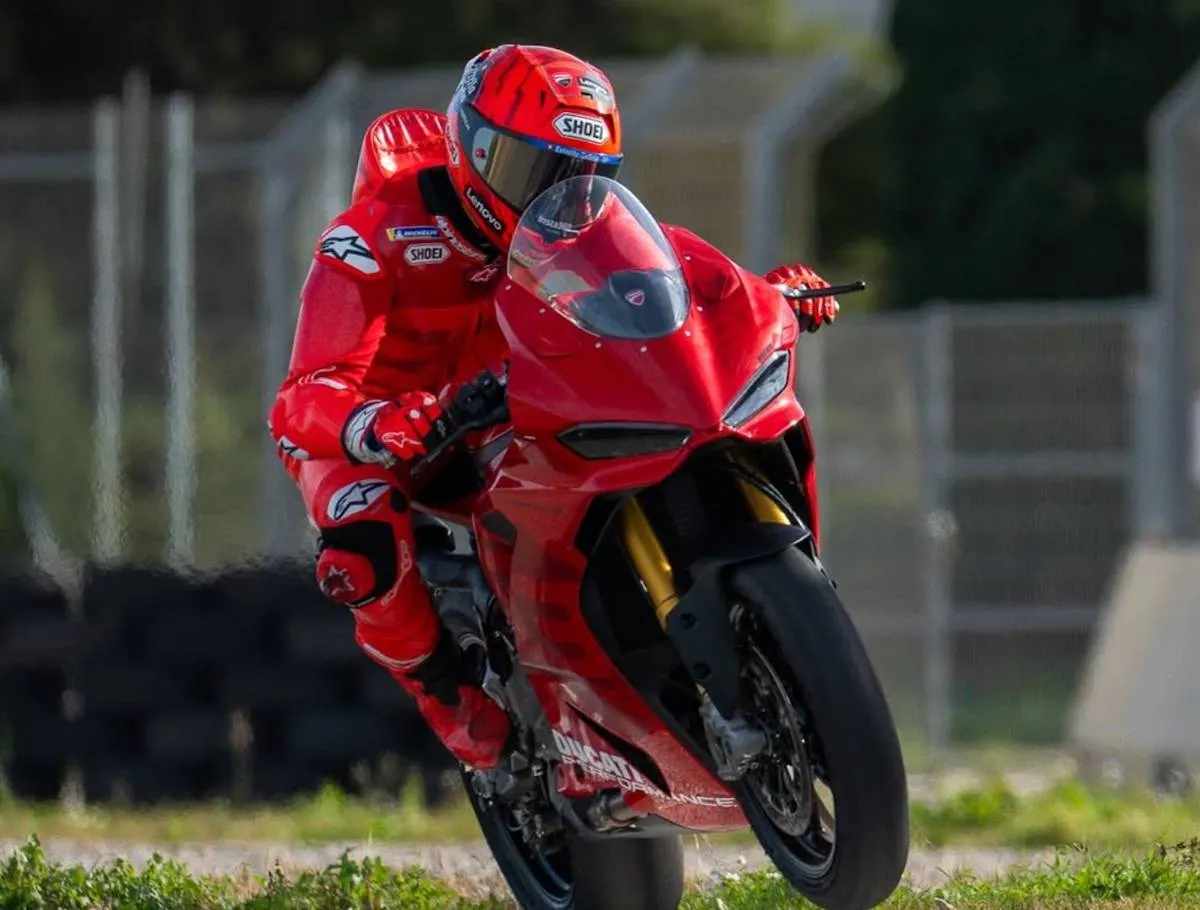 Marc Marquez si prepara ai test in Malesia, ma in allenamento c'è una caduta da fiato sospeso