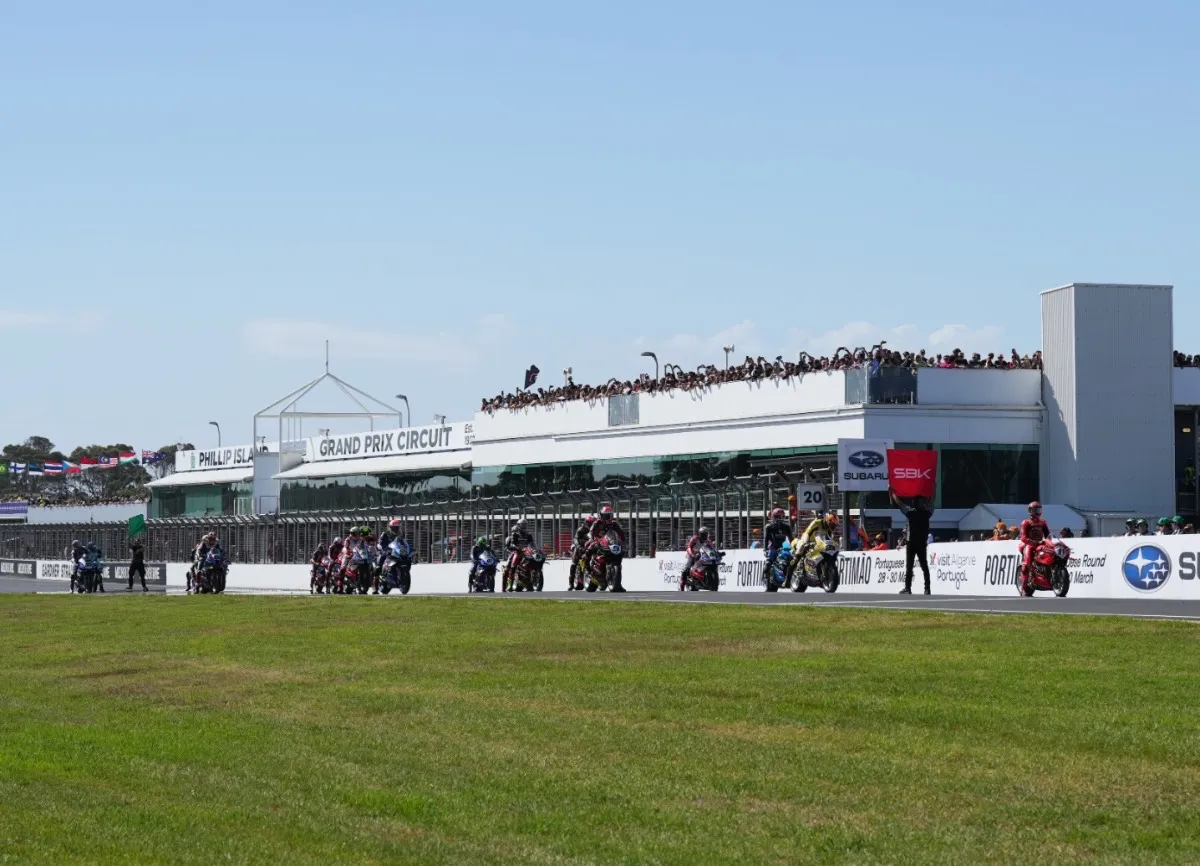 Solito ritardo del cargo navale, Superbike a Phillip Island già in emergenza