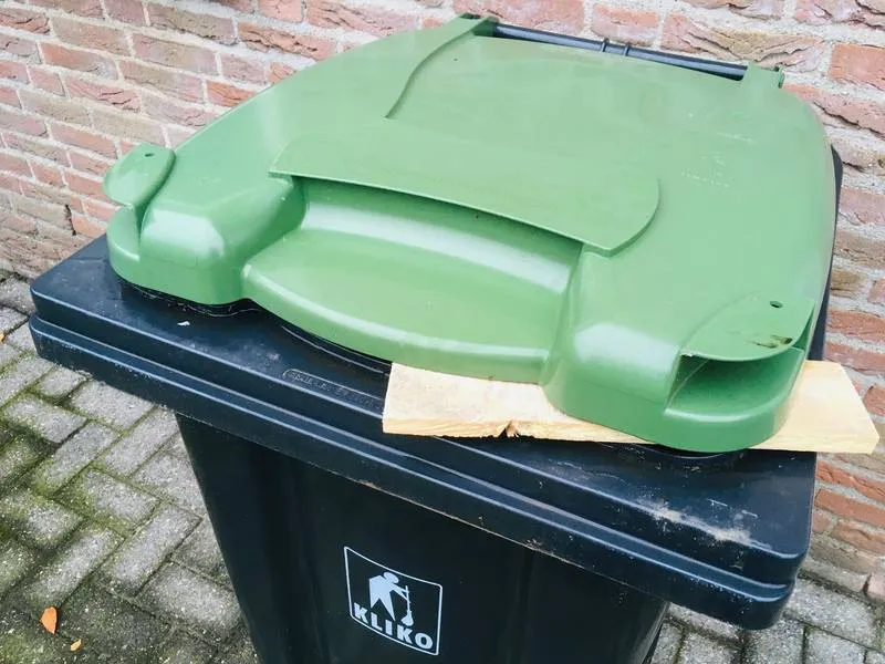 20201205 vastvriezen container