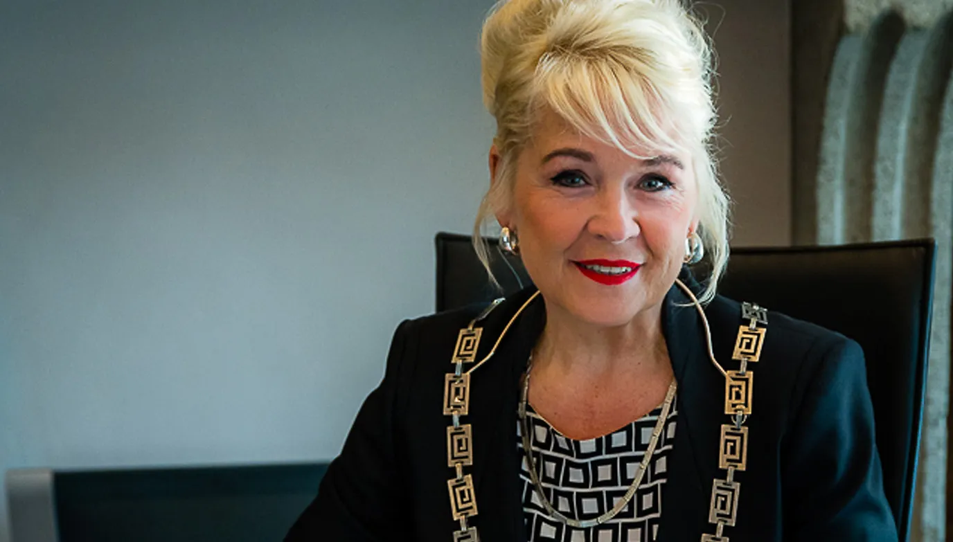 burgemeester mhmr marjon de hoon veelenturf