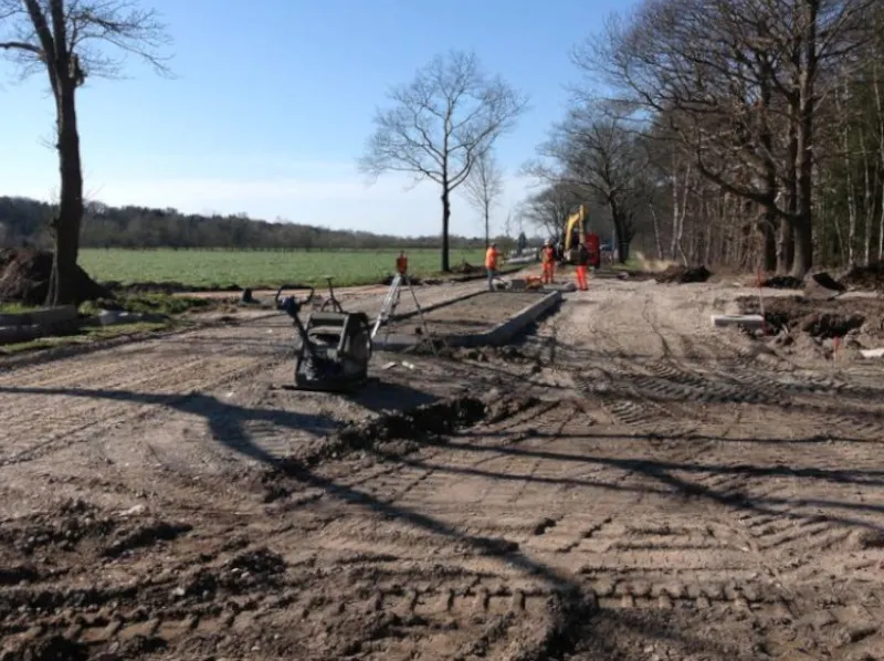 csm 25 3 foto werkzaamheden aan kruispunt alphensebaan met fietsallee bij zwembad c56c74214c