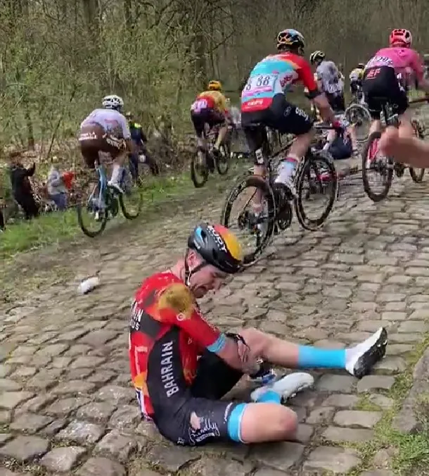 crasharenbergparisroubaix2023