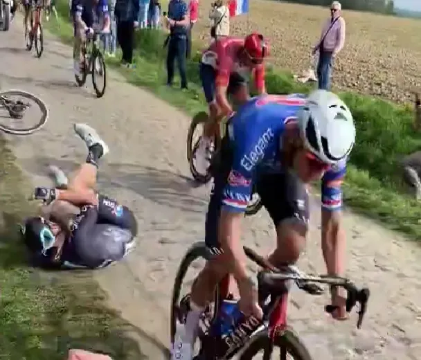 degenkolbvanderpoelparisroubaixcrash
