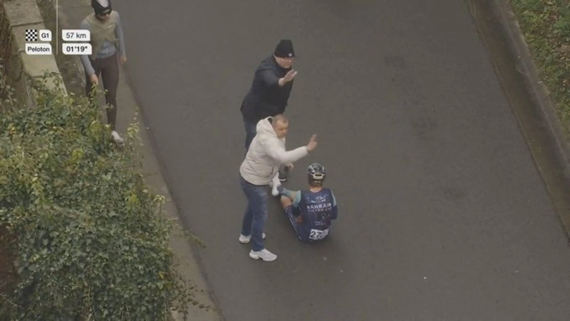 Vlad van Mechelen crashes at Omloop Het Nieuwsblad 2026