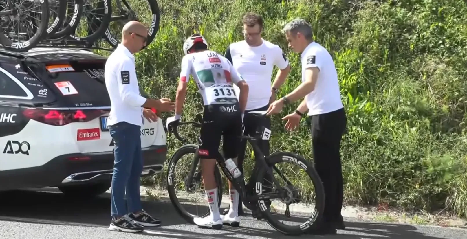 Isaac del Toro crash at Itzulia 2026 stage 3