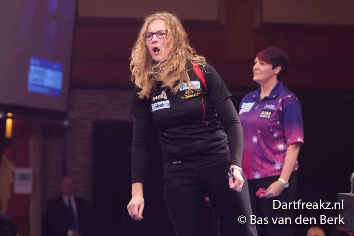 Aileen de Graaf 11 12 2016 Bas van den Berk Finder Darts Masters 2016 0 15333