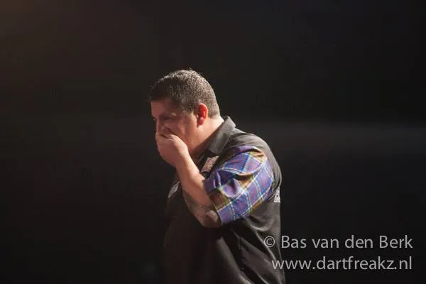 Gary Anderson hand voor mond
