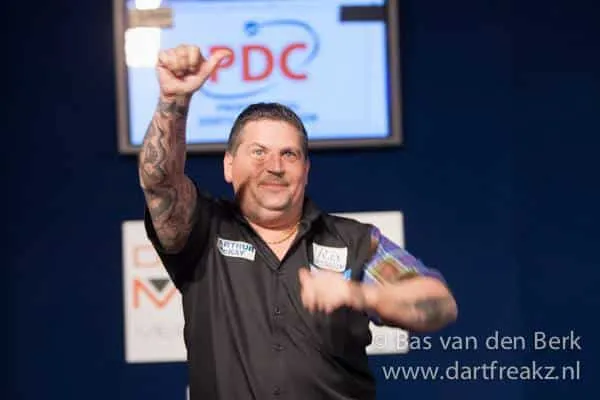 Gary Anderson met duim