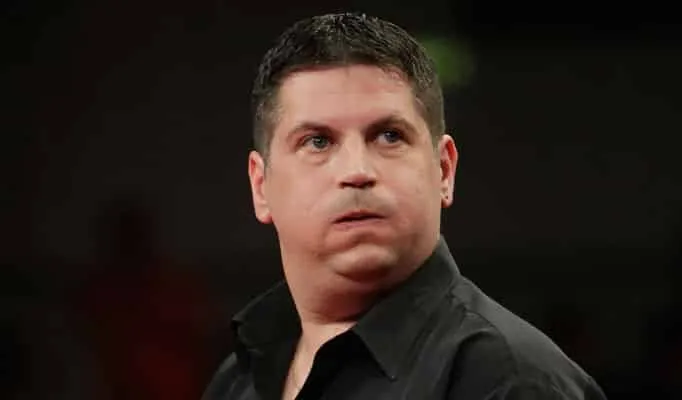 Gary Anderson blaast