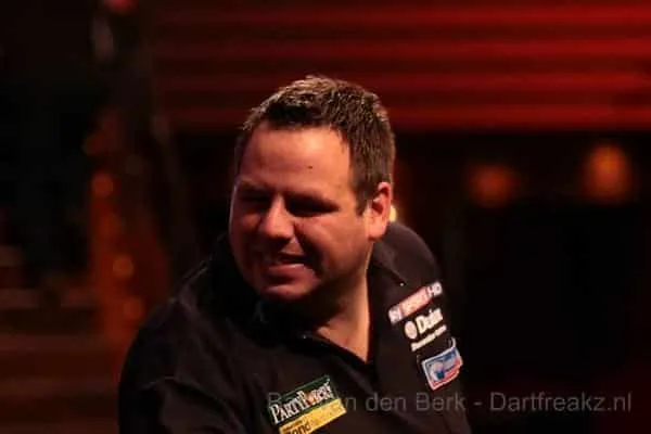Lewis Adrian lacht