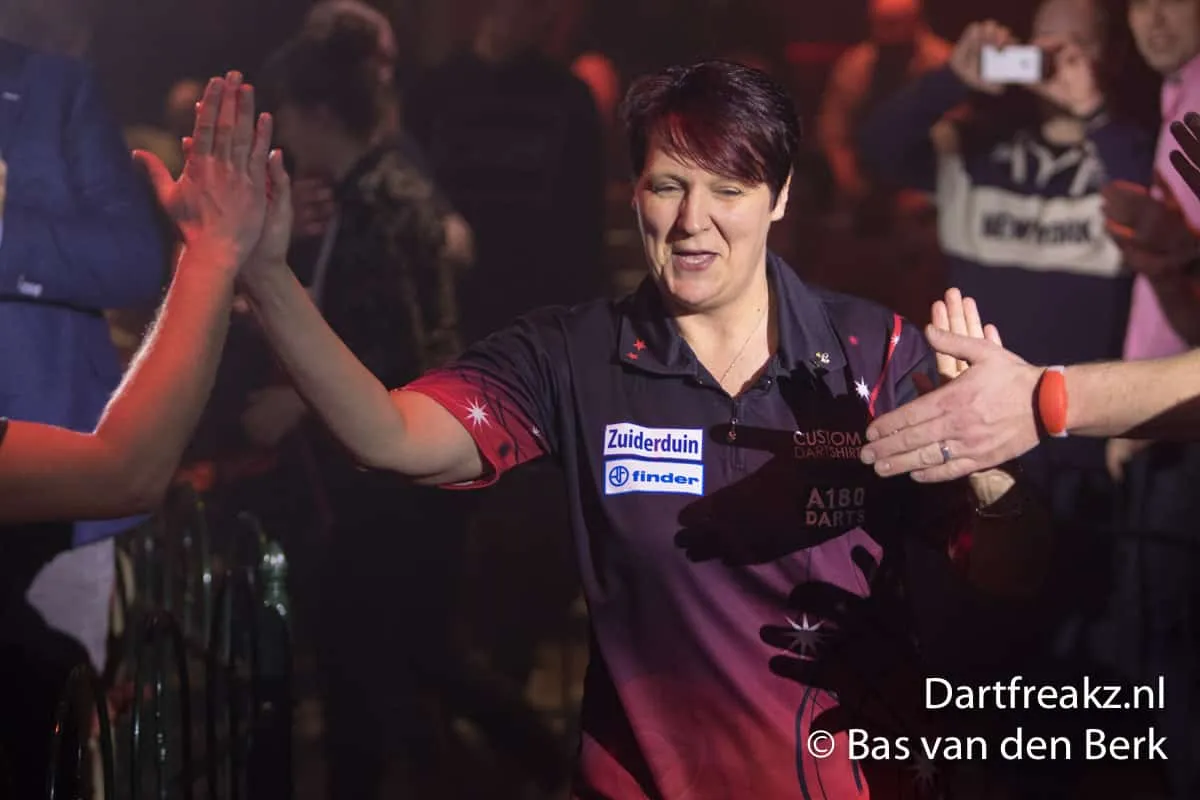 Lisa Ashton 10 12 2016 Bas van den Berk Finder Darts Masters 2016 0 15046