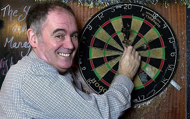 Sid Waddell met bord