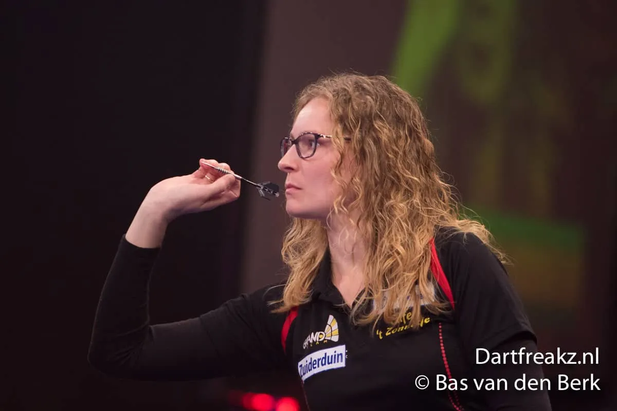 aileen de Graaf 11 12 2016 Bas van den Berk Finder Darts Masters 2016 0 15328