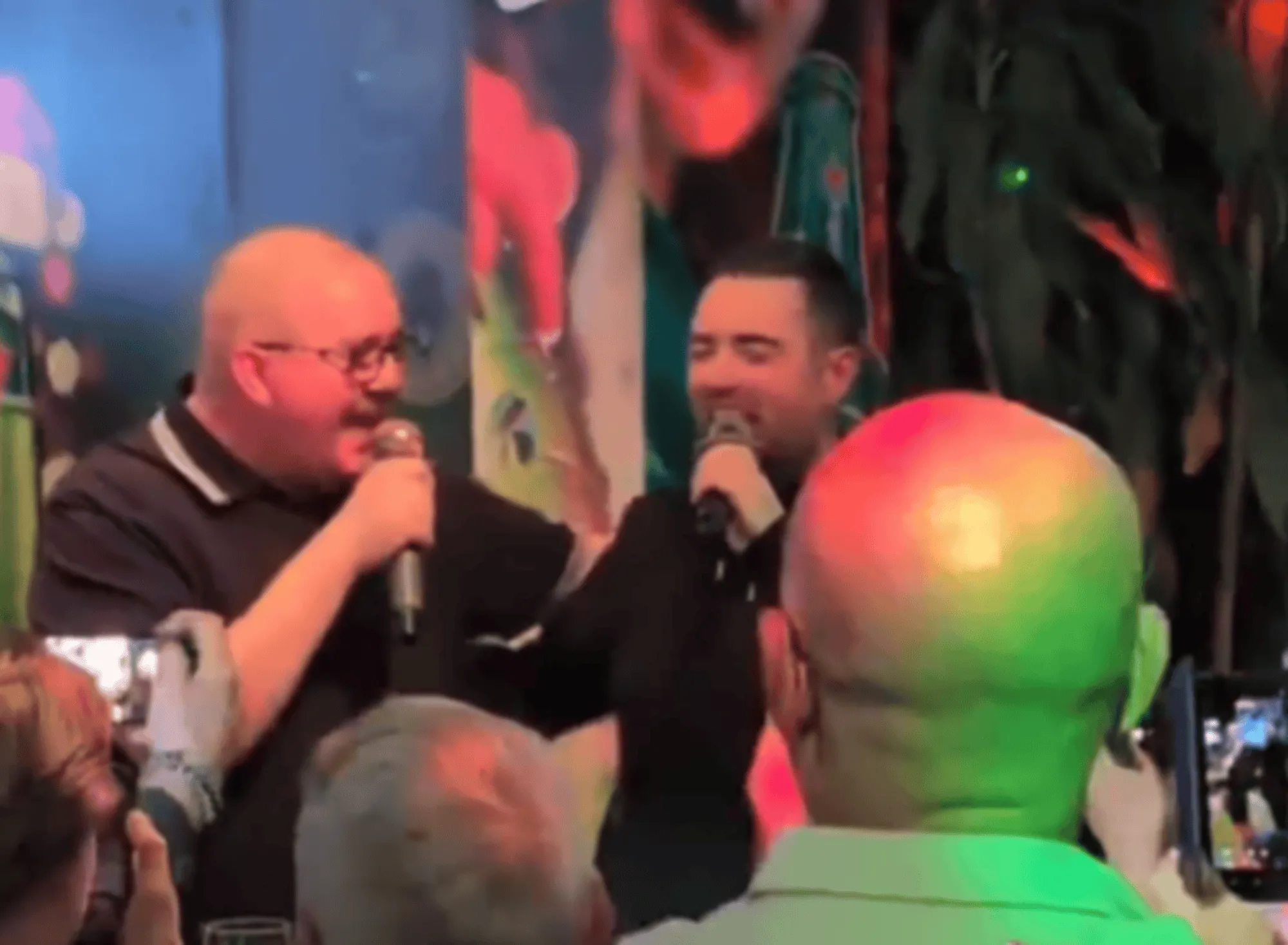Stephen Bunting Luke Humphries sing karaoke together