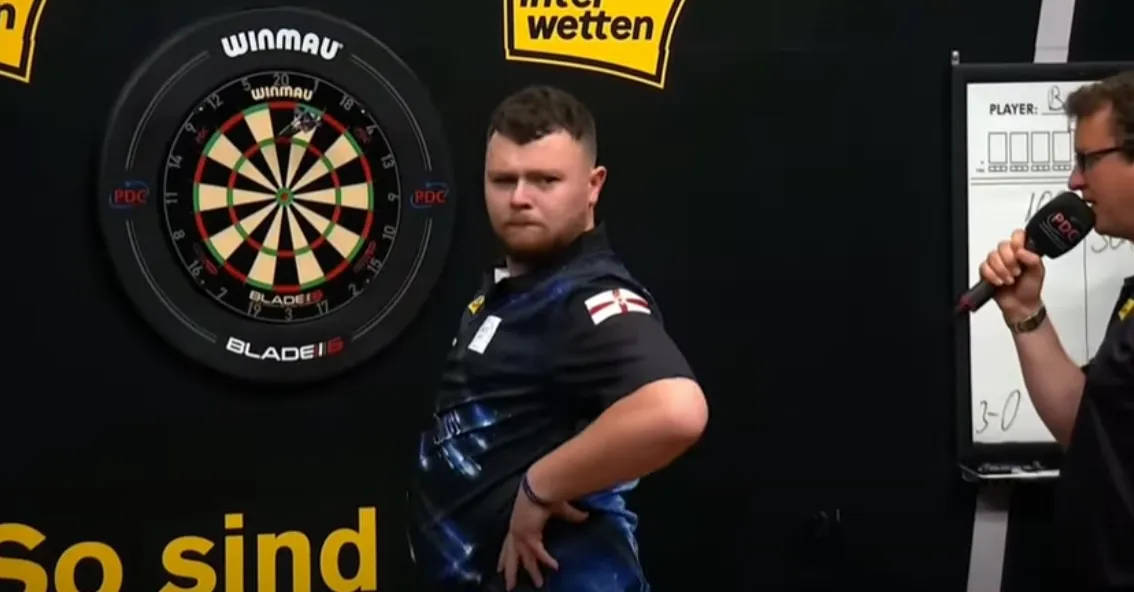 2023 07 01 22 38 39 funny incident jrbd european darts matchplay 2023