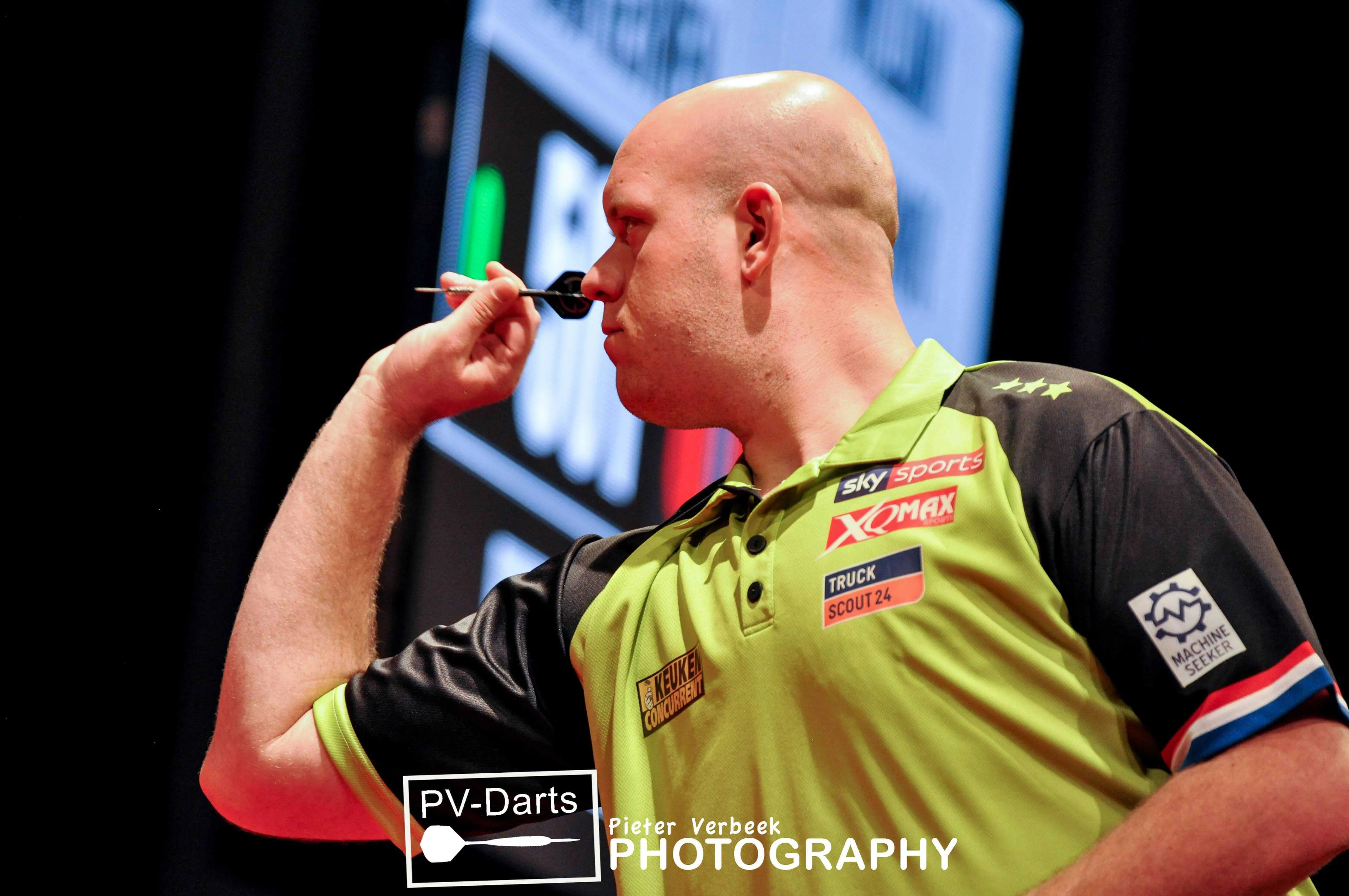 Michael van Gerwen DDM19 R2 1