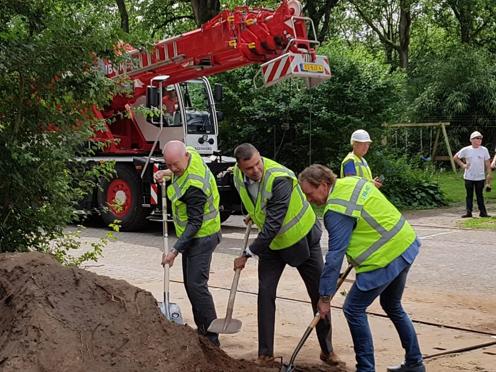 1e schop in de grond buitengebied hoogeveen