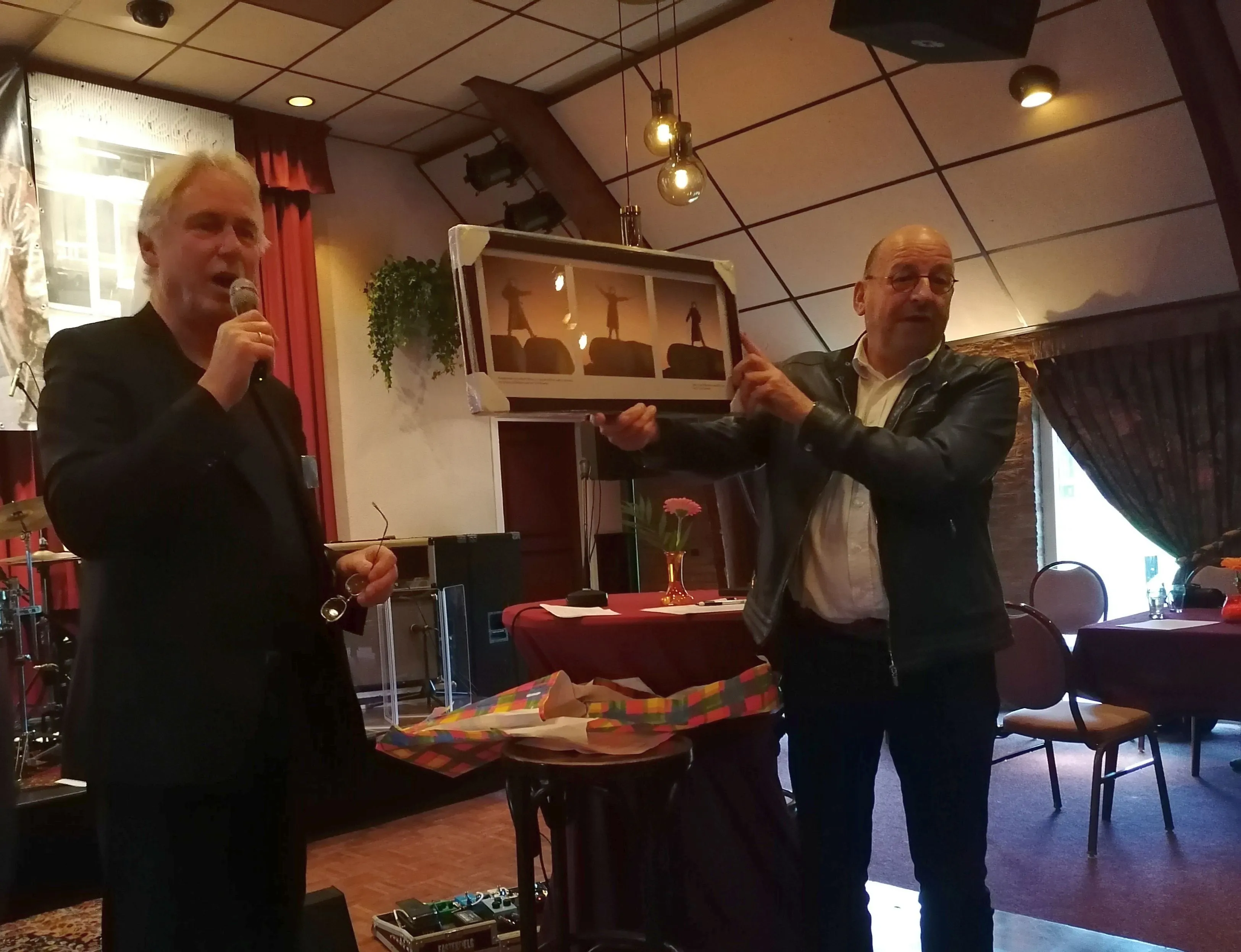 albert haar rechts en lukas koops links overhandiging cadeau foto dries zwikker 002