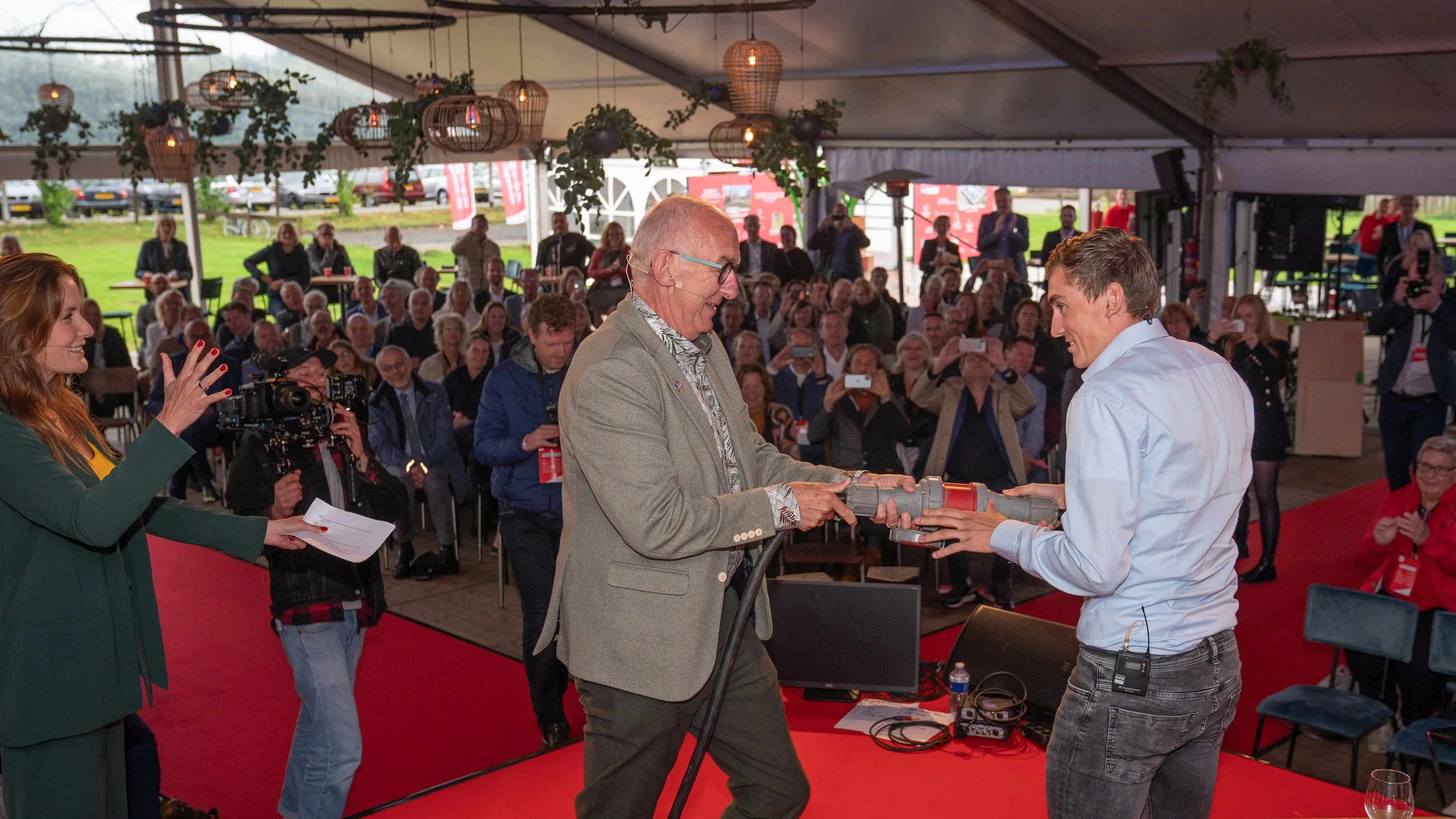 alfa college regiodirecteur jan berend van der wijk verricht de openingshandeling met student niels hoogeveen
