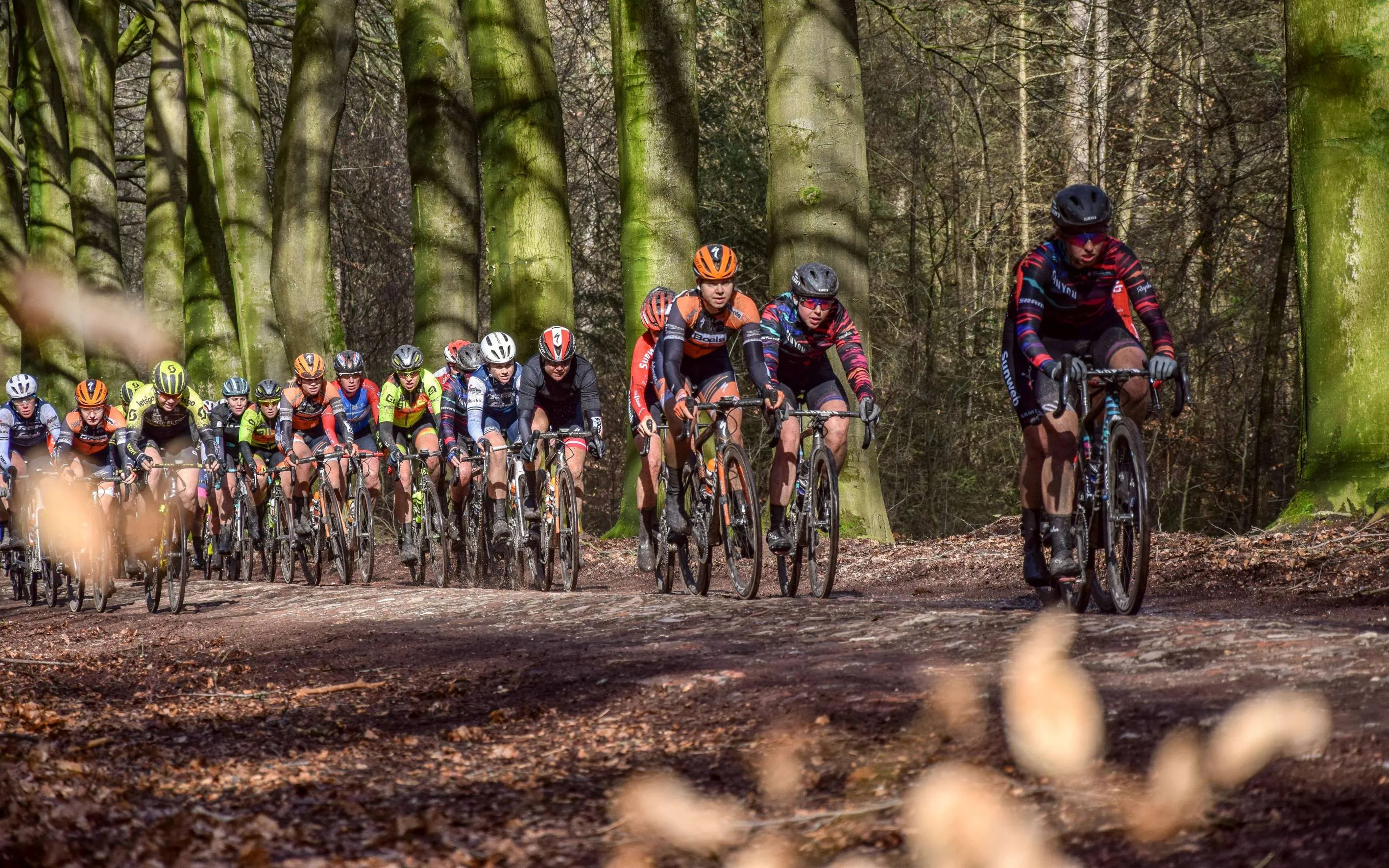 dr ronde worldtour deelnemers onderweg op de drenste keien foto ronde van drenthe