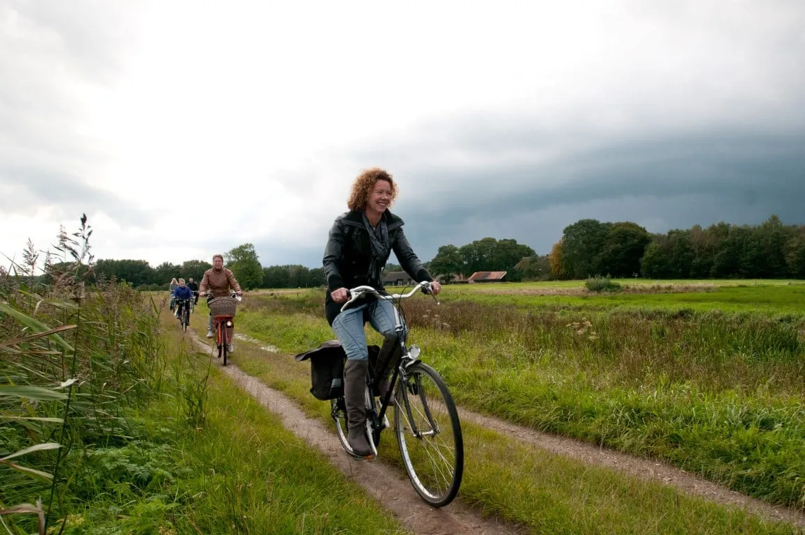 foto fietsen over zandpad reestdal