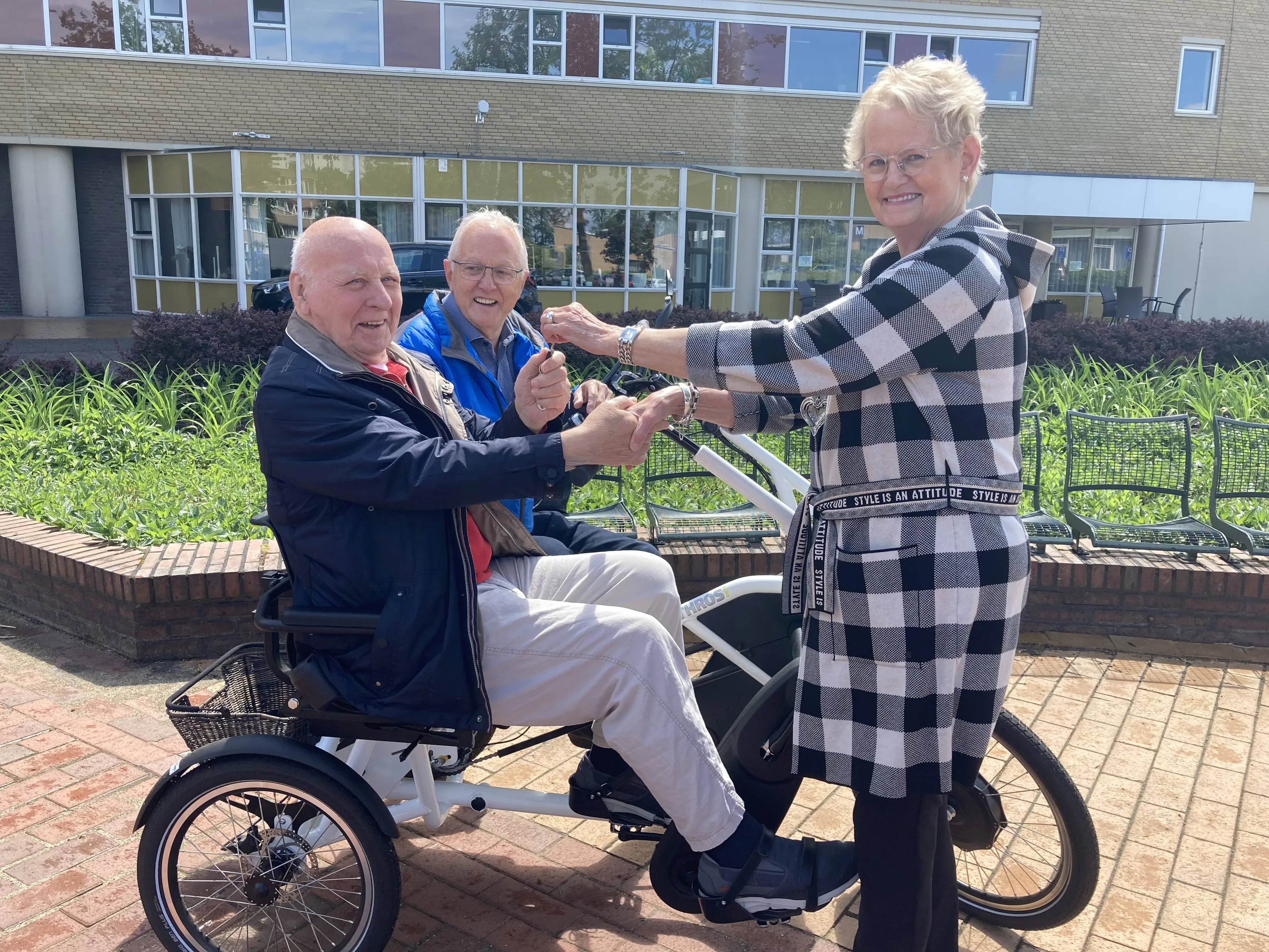 hoogeveen sleuteloverhandiging duofiets weidesteyn