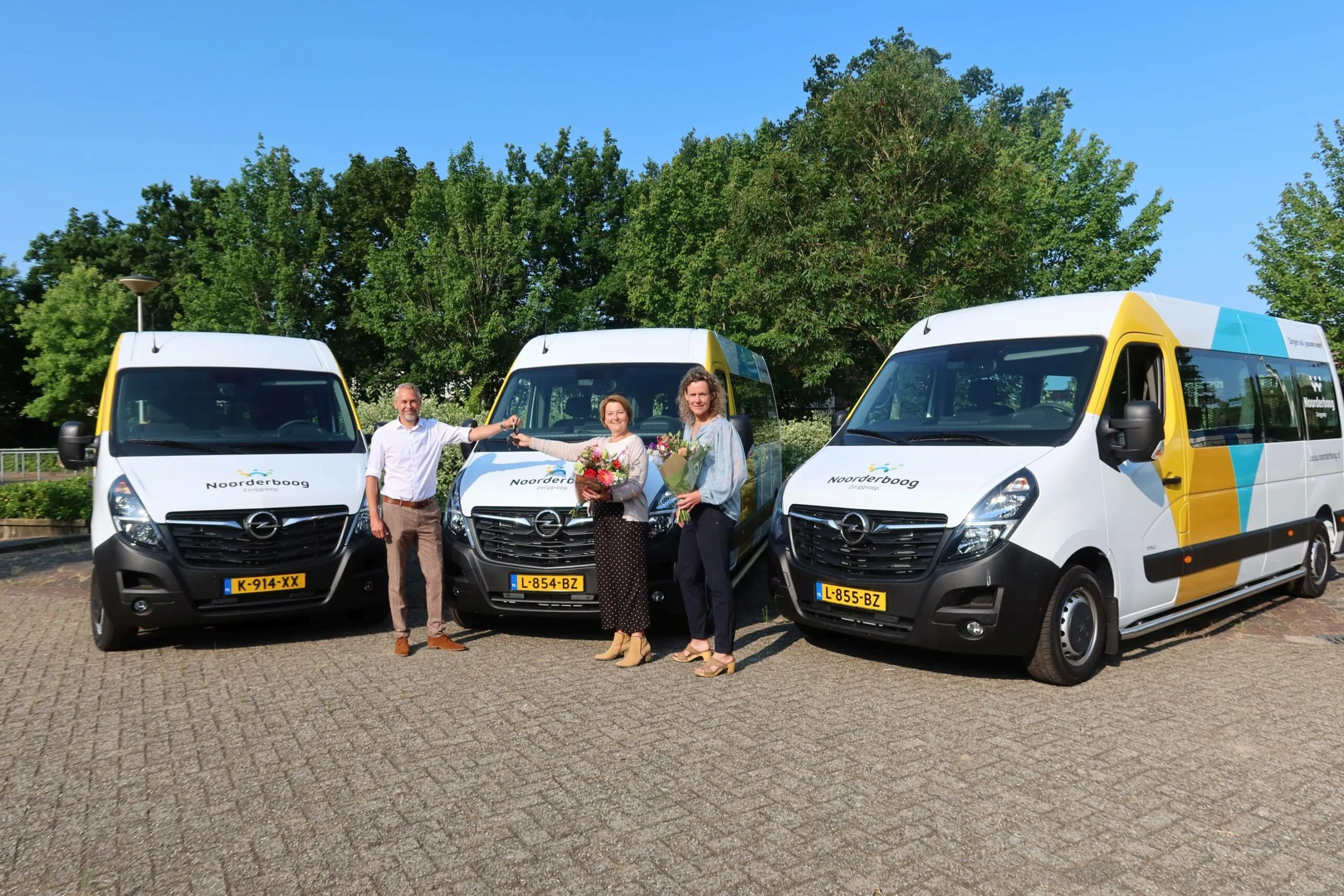 meppel noorderboog peter mencke van auto palace meppel overhandigt de sleutels aan janny brug en wietke tjepkema van noorderboog scaled