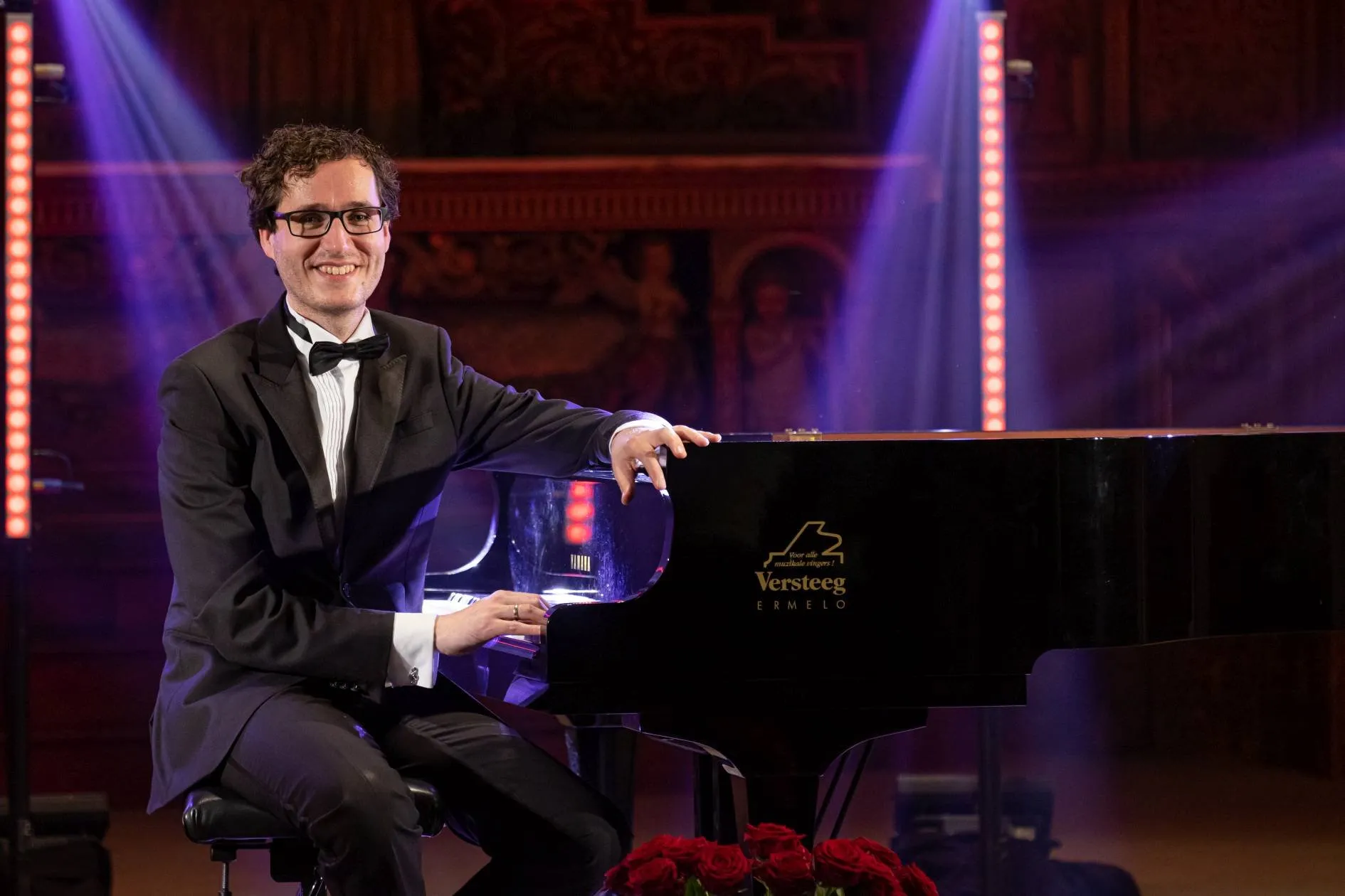 pianist wouter harbers geeft pianoconcert met lichtshow in ijhorst fotografie frans jan snoek