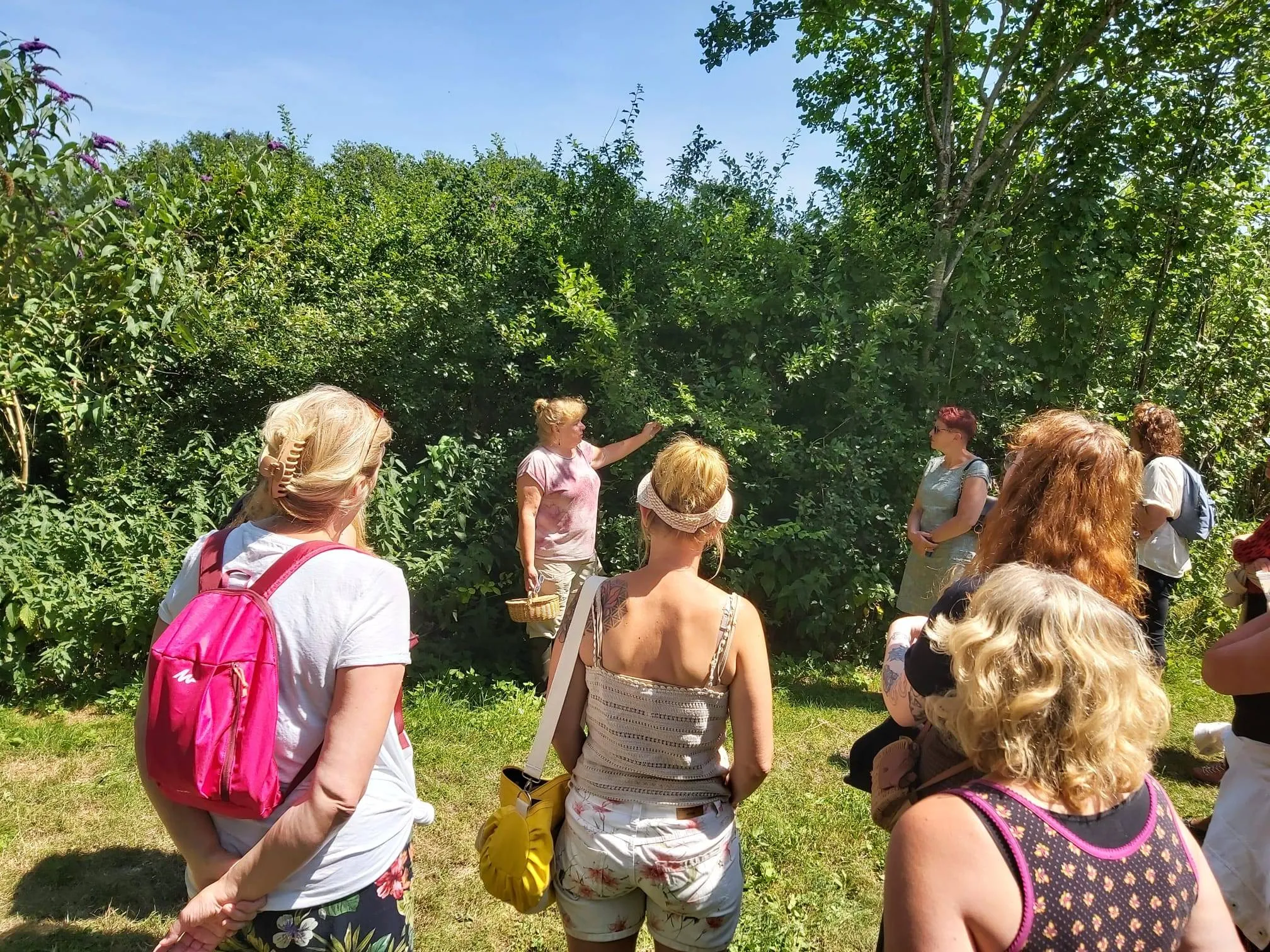 reestdal wildplukster olga vertelt onderweg over sleedoorn foto innerbalance by corina