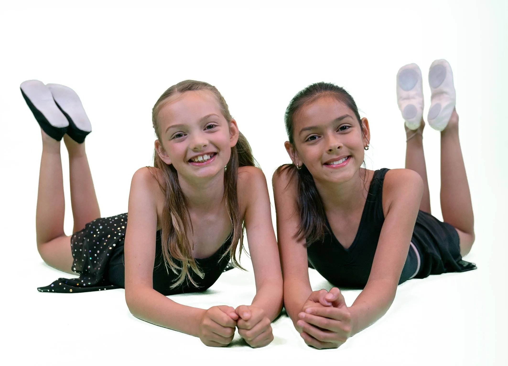 scala 2 meisjes dans liggend wit