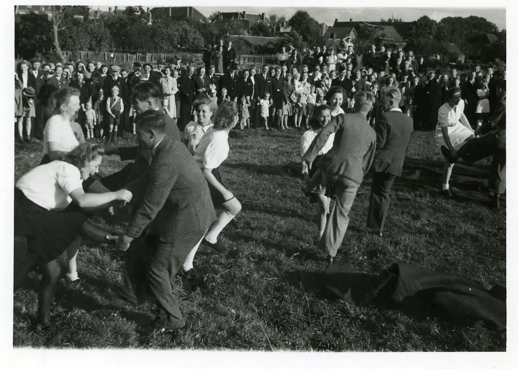 uitgelaten feestvierders bij de bevrijding van hoogeveen collectie historische kring hoogeveen dr 110