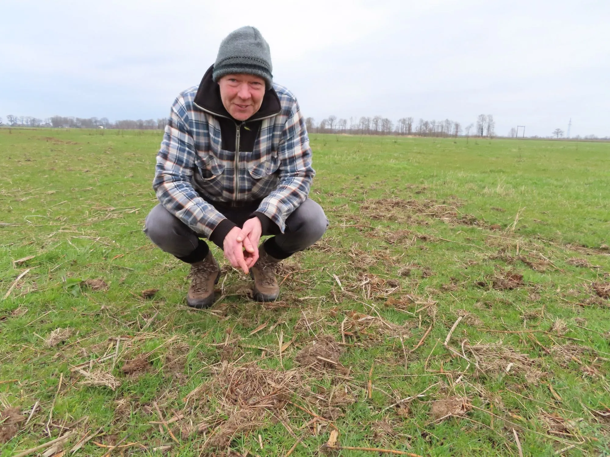 vrijwillig weidevogelberschermer jelmer bakker bij het nest met het eerste drentse kievitsei 2020