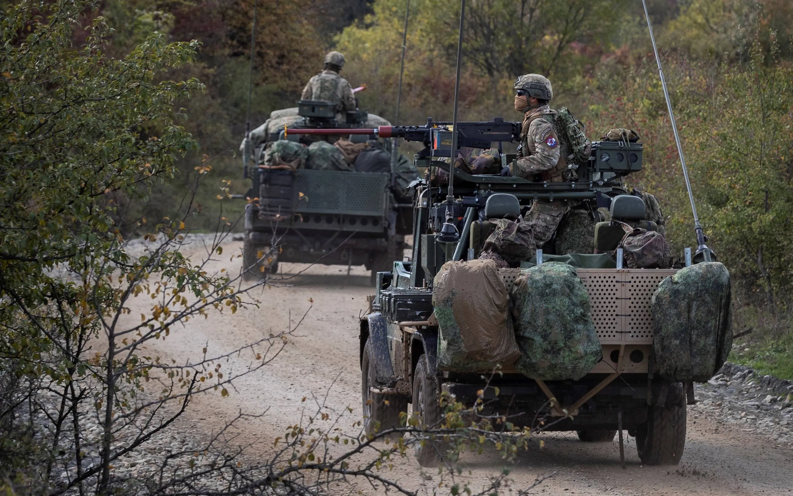 wolden militairen in leger jeep