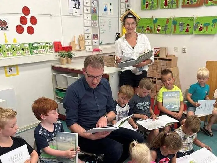 zuidwolde klein groene hart foto overhandiging prentenboeken wolderwijs