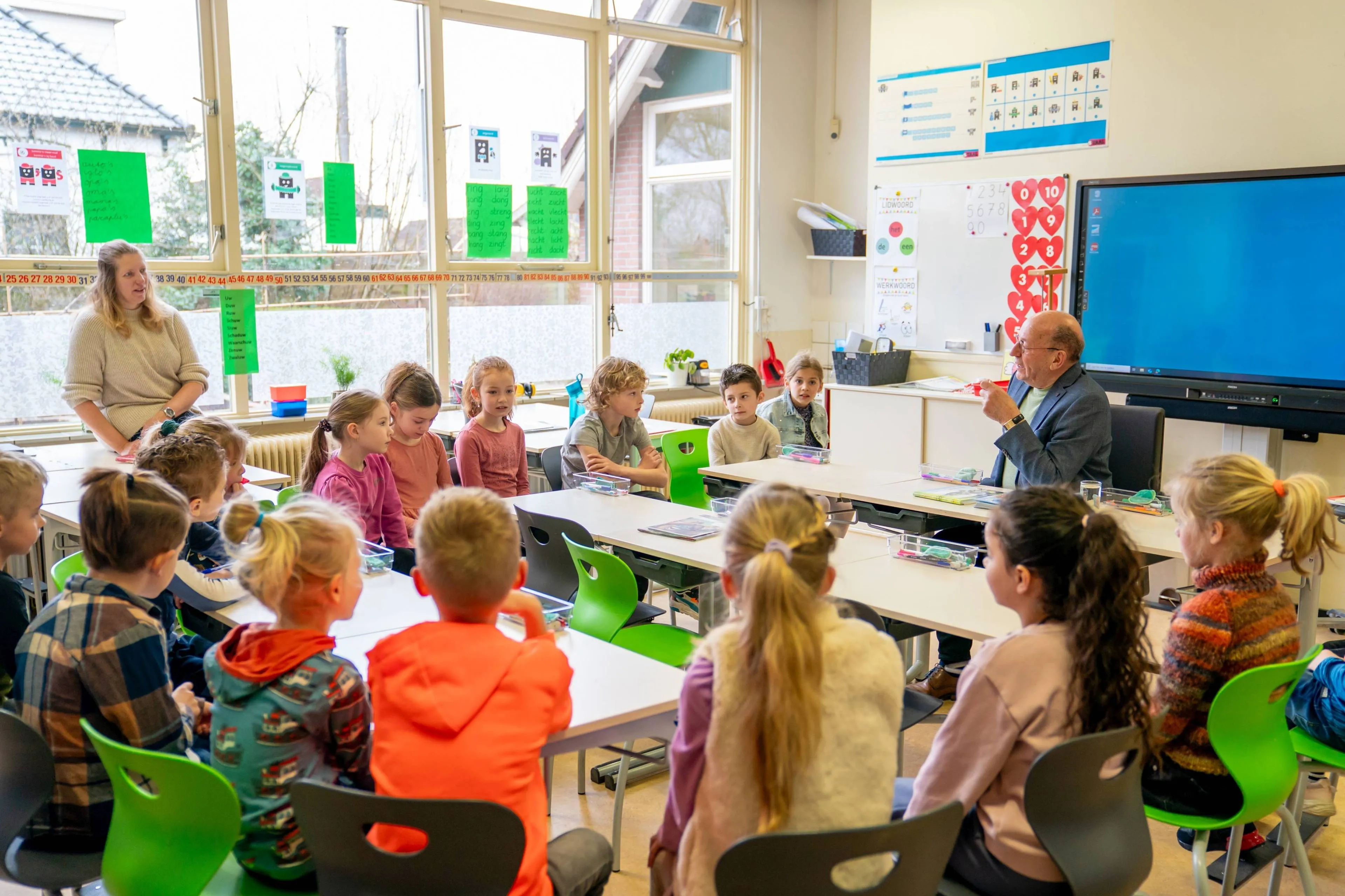 wol wethouder albert haar lees veur in drents gr 3 en 4 ccdw 24 25 foto kim stellingwerf b