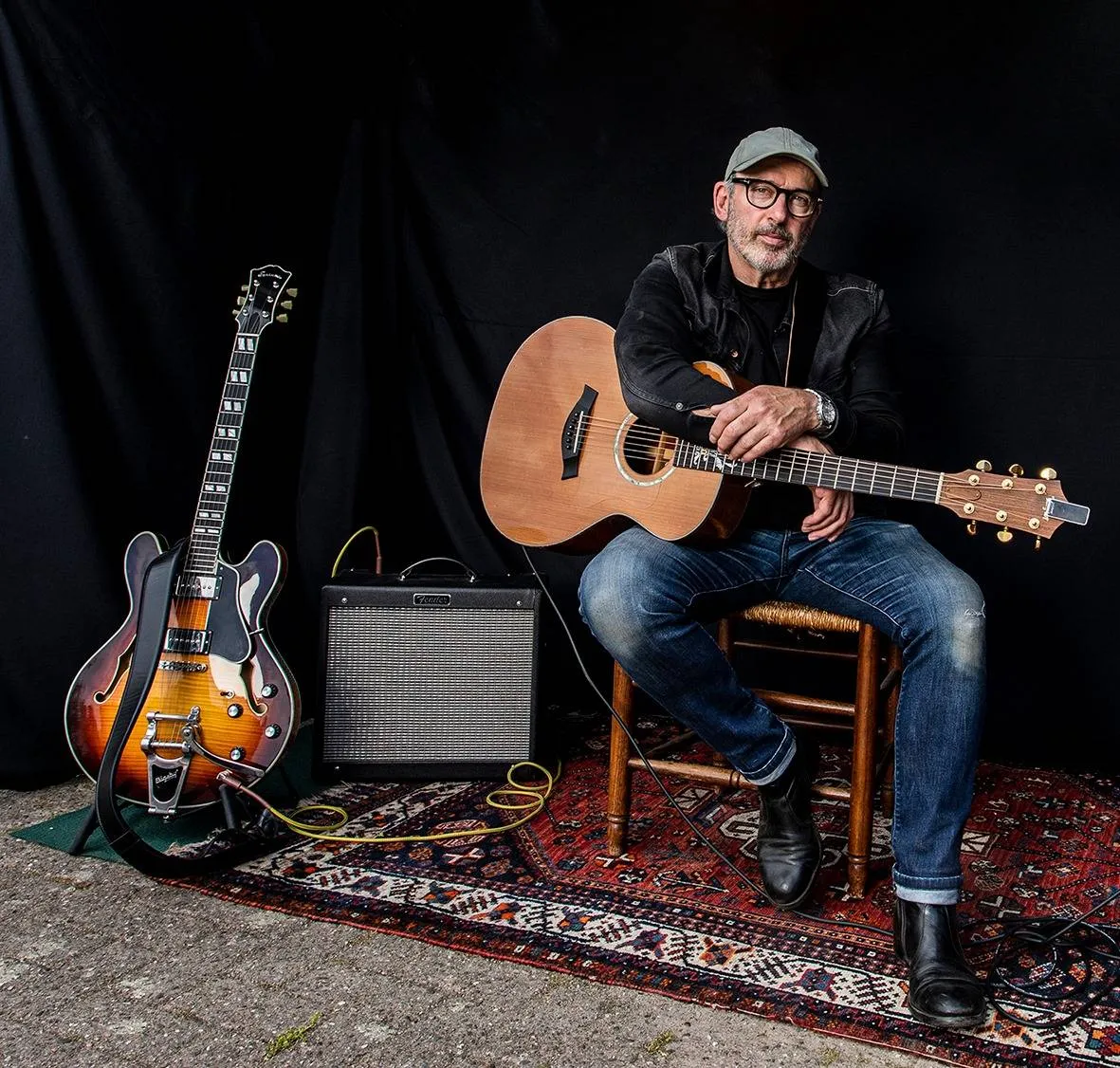 afb Nol met gitaar op stoel