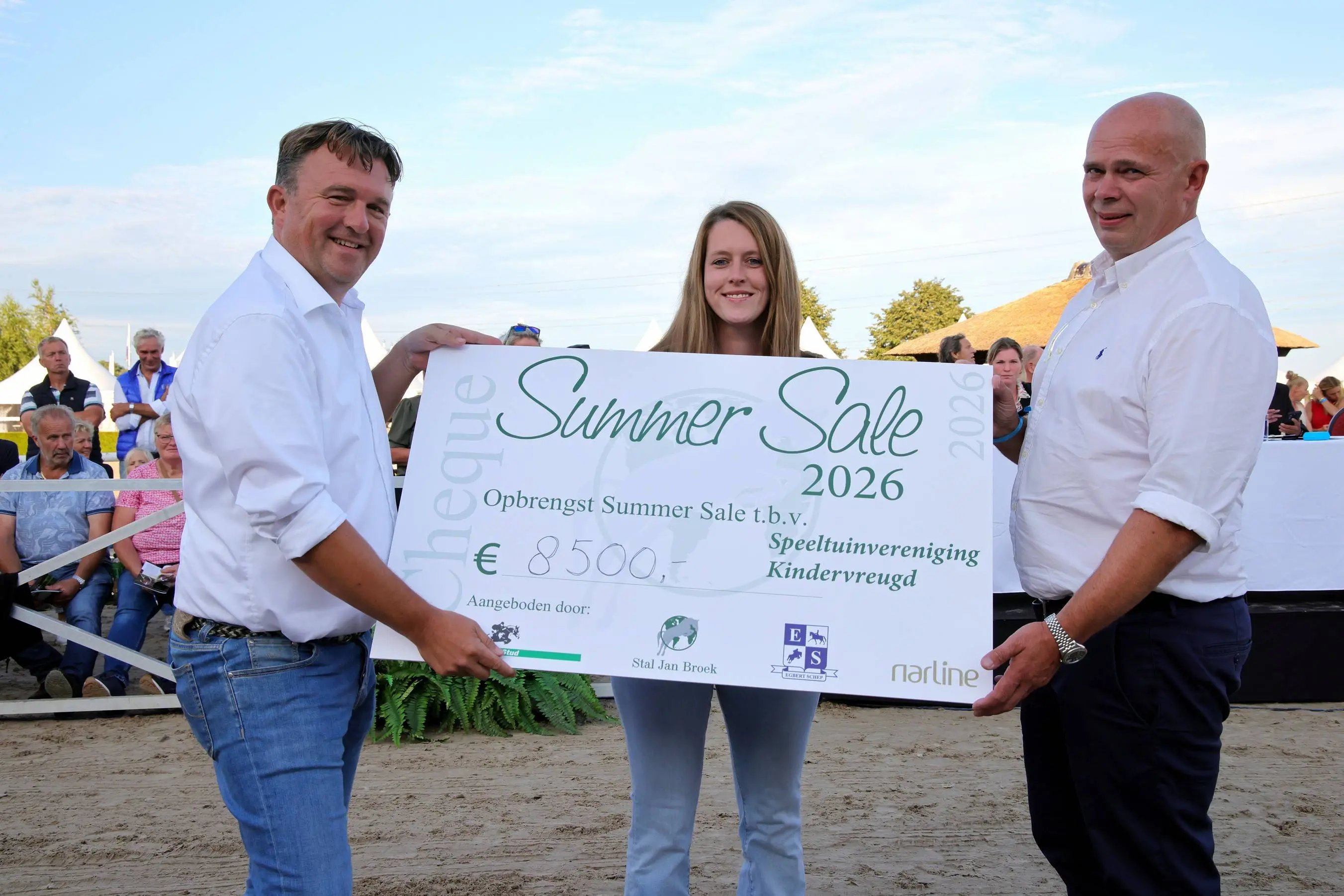 CH De Wolden Summer Sale cheque goede doel foto Hans Khoe