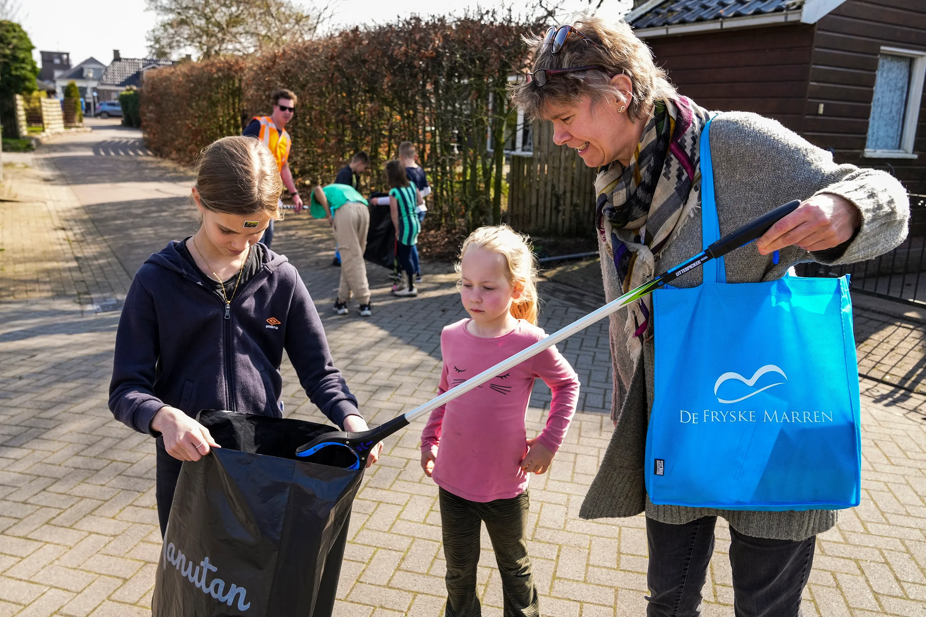 de kinderen ruimen samen met wethouder groeneveld zwerfafval op foto gewoan dwaan douwe bijlsma
