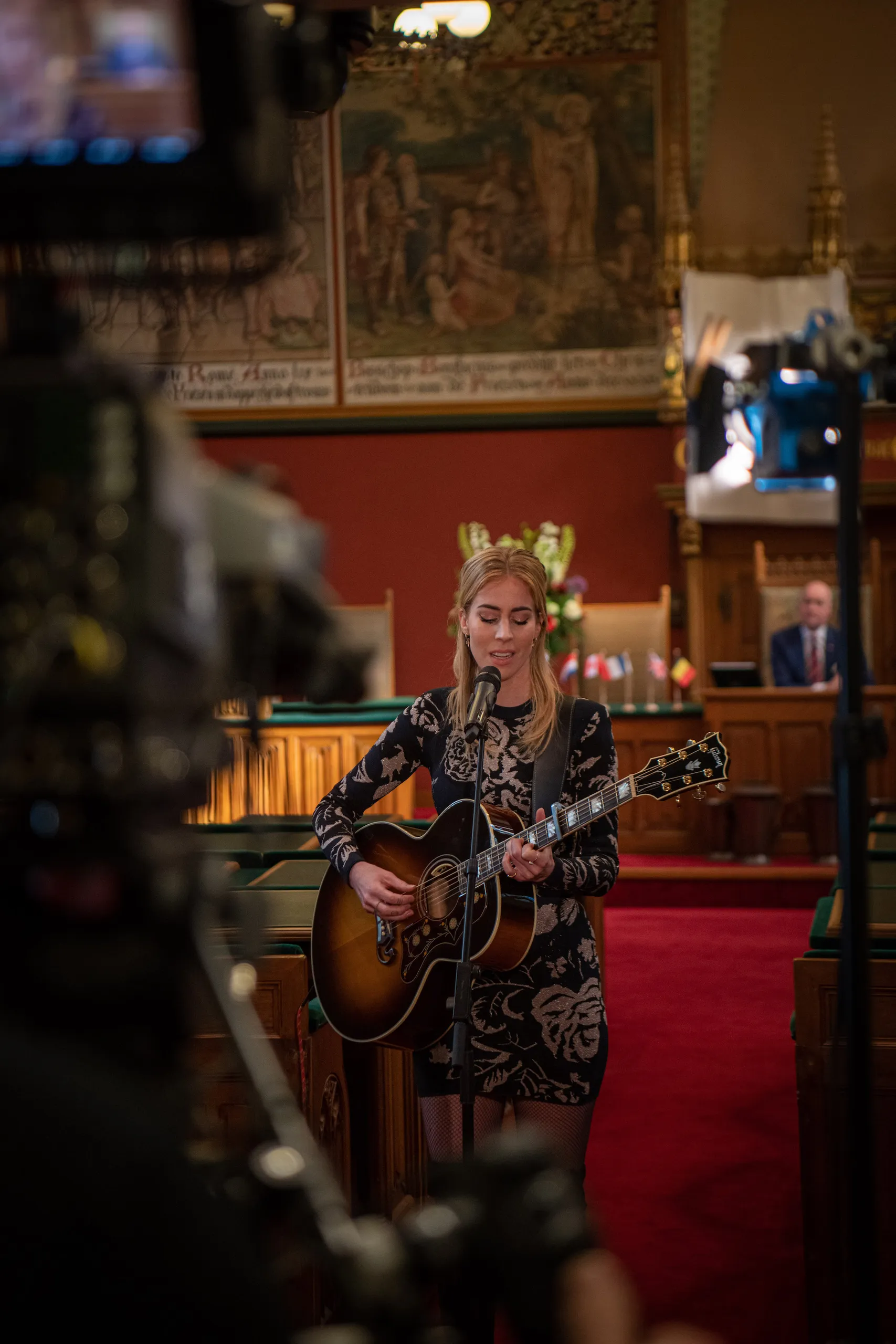 elske dewall tijdens optreden in provinciale staten om te vieren dat fryslan 75 jaar geleden werd bevrijd
