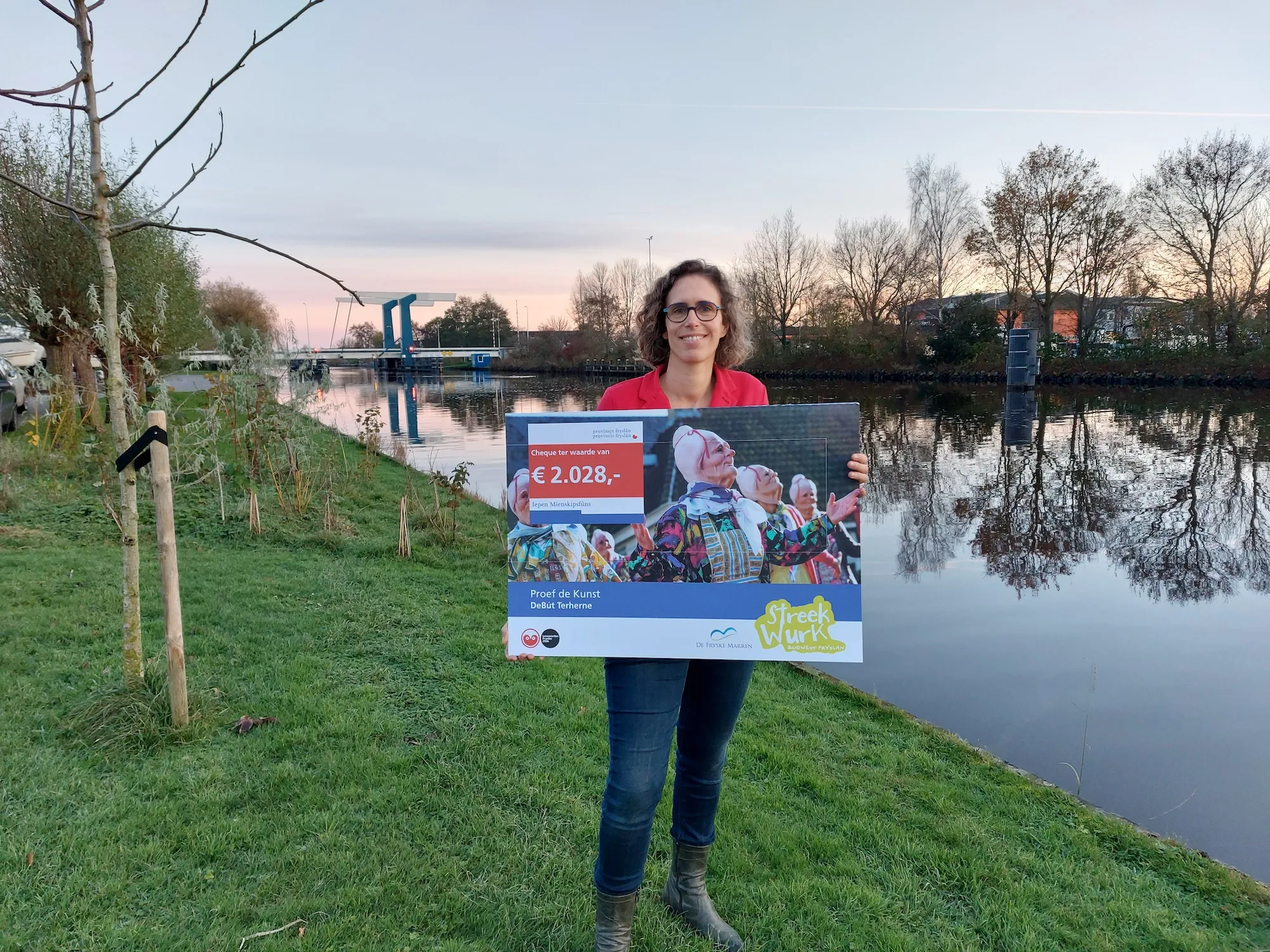 foto elise van beek met de gewonnen prijs
